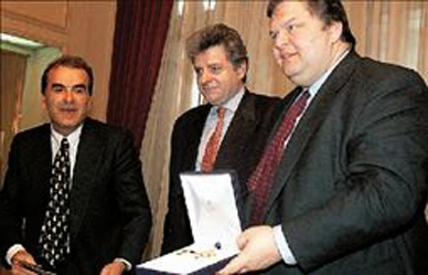 Φεβρουάριος 1999: Ο Βενιζέλος παραλαμβάνει από τον Μπατατούδη το κλειδί τού "Ακροπόλ".